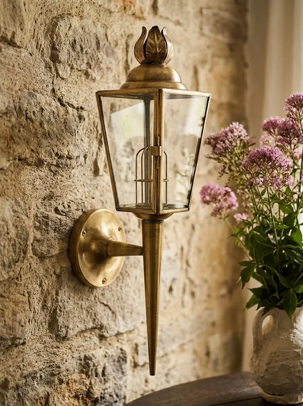 Applique murale vintage en laiton forme lanterne réverbère sur pied flambeau avec vitres transparentes - La Brocante de Paula