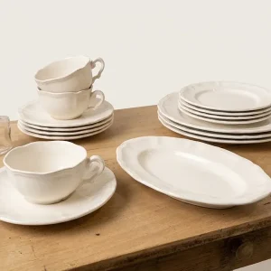Ensemble de vaisselle ancienne en faience blanche Digoin Sarreguemines comprenant assiettes festonnees ravier ovale et tasses - La Brocante de Paula
