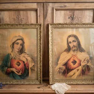 Paire de tableaux religieux anciens sous verre du Sacre-Cœur de Jesus et du Cœur Immacule de Marie dans leurs cadres dores cisele - La Brocante de Paula