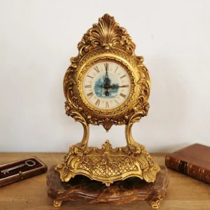 Pendule de table ancienne en bronze doré style Louis XV rocaille posée sur un socle en marbre marron - La Brocante de Paula