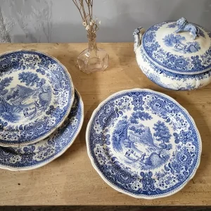Assiette et soupiere en faience bleue Villeroy et Boch modele Burgenland avec paysage bucolique et frise florale - La Brocante de Paula
