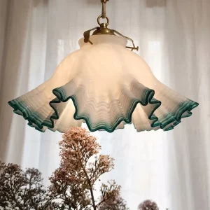 Suspension luminaire vintage en verre opalin blanc ondulé avec liseré vert dégradé style tulipe - La Brocante de Paula