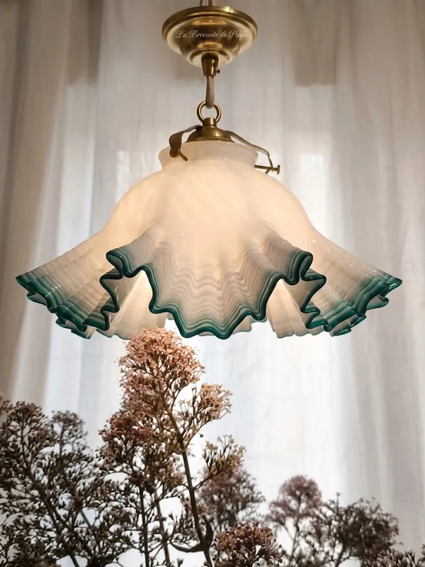 Suspension luminaire vintage en verre opalin blanc ondulé avec liseré vert dégradé style tulipe - La Brocante de Paula