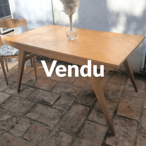 Table scandinave
