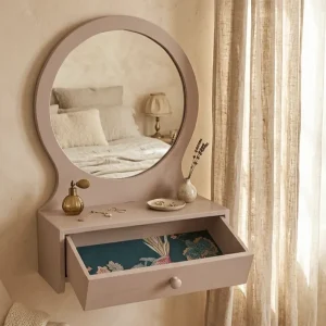 Coiffeuse murale vintage en bois peint en rose poudré avec miroir rond, tiroir et niche de rangement - La Brocante de Paula