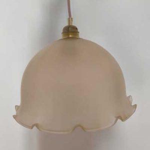 Suspension Vintage en Opaline Rose Beige Volanté brocante autour de moi