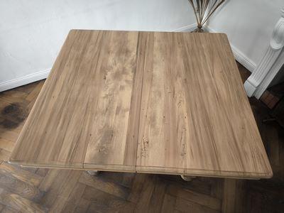 La Brocante de Paula Table Henri II en Noyer Massif Rénovée — Modèle Modulable à Roulettes