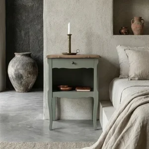 Table de chevet Louis XV relookée en vert sauge et plateau en chêne brut dans une chambre au style épuré et naturel - La Brocante de Paula
