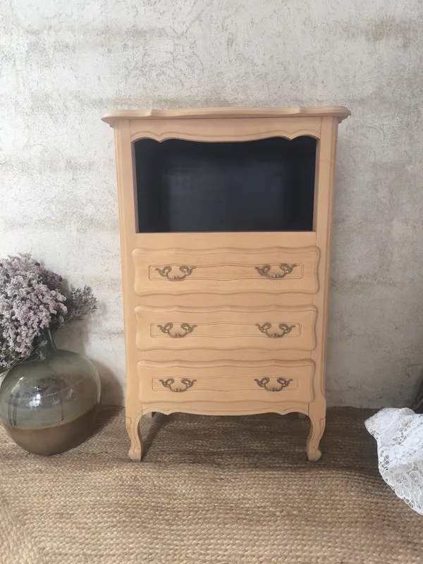 Chiffonnière style Louis XV en bois brut avec niche peinte en noir mat