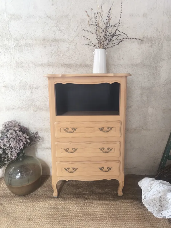 Chiffonnière style Louis XV en bois brut avec niche peinte en noir mat