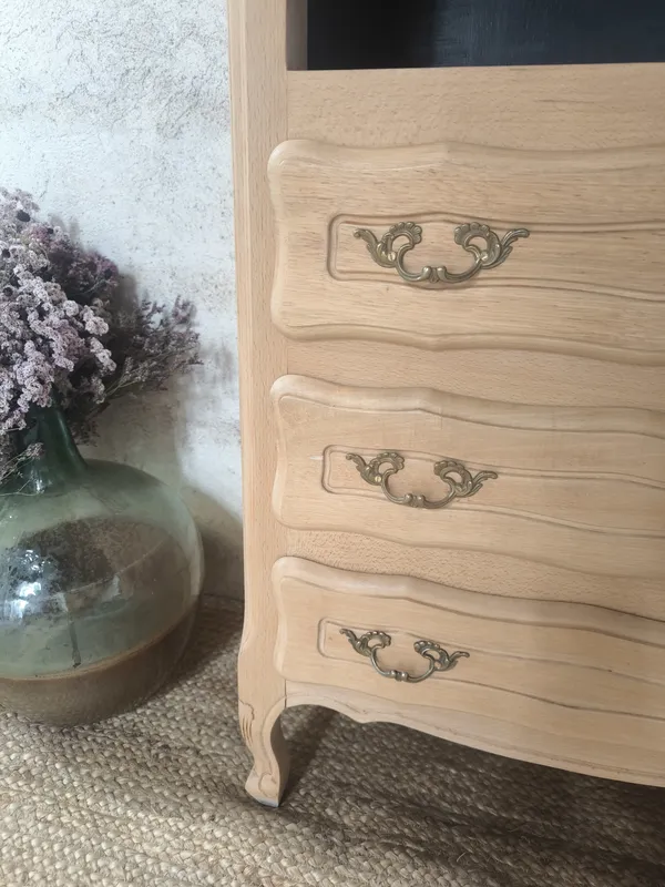 Chiffonnière style Louis XV en bois brut avec niche peinte en noir mat