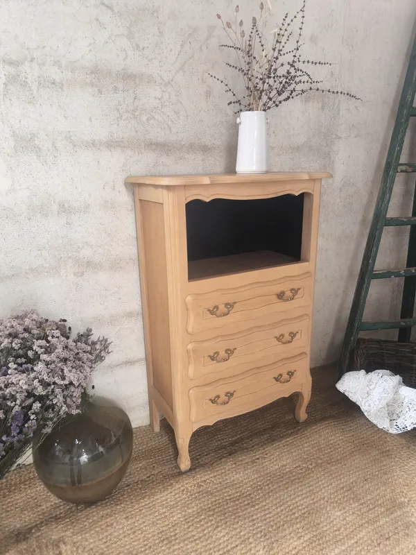 Chiffonnière style Louis XV en bois brut avec niche peinte en noir mat