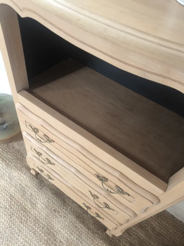 Chiffonnière style Louis XV en bois brut avec niche peinte en noir mat
