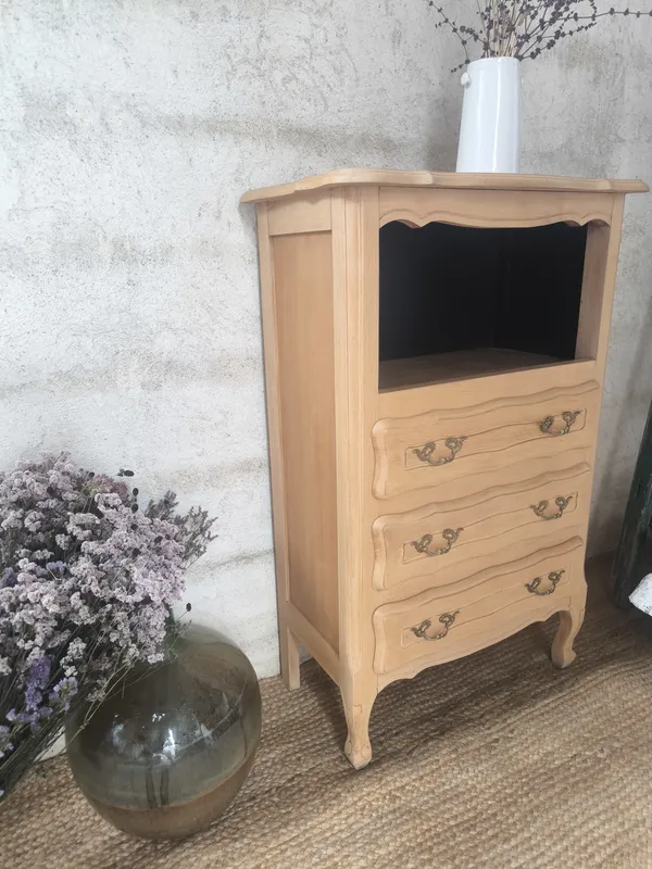 Chiffonnière style Louis XV en bois brut avec niche peinte en noir mat