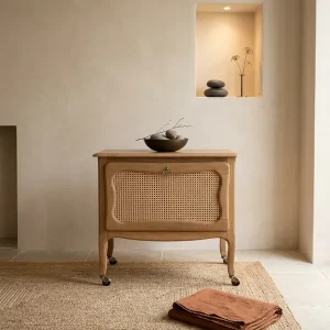 Meuble d'appoint ancien en bois brut et cannage naturel rénové à Nîmes - La Brocante de Paula